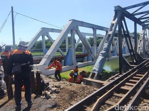 Jembatan Rel Madukoro Diperbaiki Buntut Tabrakan, KA Melintas Pelan-pelan