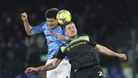 Kim baru semusim memperkuat Napoli setelah diboyong dari Fenerbahce. Dia langsung membantu Napoli meraih gelar juara Liga Italia dengan 35 penampilan di liga. AP/Alessandro Garofalo  