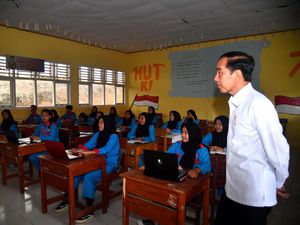 Jokowi Tinjau SMKN 2 Bengkulu Tengah, Janji Kirimkan Motor-Mobil untuk Praktik Jokowi Tinjau SMKN 2 Bengkulu Tengah, Janji Kirimkan Motor-Mobil untuk Praktik