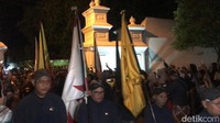 Sakralnya Ritual Malam 1 Suro Mengelilingi Benteng Keraton Jogja