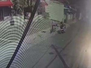 Jambret di Kota Bekasi Tarik Tas Pesepeda Sampai Korban Tersungkur Jambret di Kota Bekasi Tarik Tas Pesepeda Sampai Korban Tersungkur