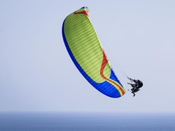 Liburan ke Bali Harus Coba Paragliding di Bukit Riug, Berani?
