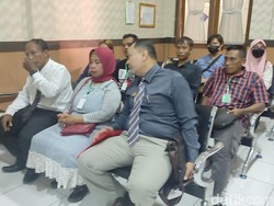 Masriah Penyiram Tinja ke Rumah Tetangga Hadiri Sidang Gugatan Rp 1 M