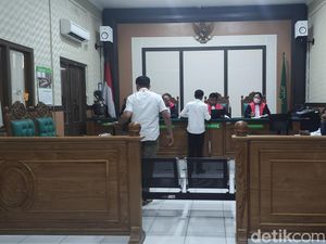 Masriah-Wiwik Kompak Absen di Sidang Gugatan Perdata Rp 1 M Masriah-Wiwik Kompak Absen di Sidang Gugatan Perdata Rp 1 M