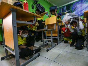 Antusias Siswa SDN di Depok Ikut Simulasi Kesiagaan Bencana