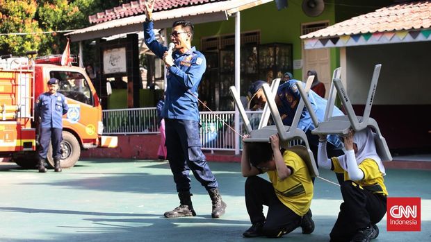 Simulasi Kesiagaan Bencana Di Sekolah Dasar Simulasi penanganan bencana gempa bumi oleh Pemadam kebakaran Pemkot Depok diikuti ratusan pelajar tingkat SD yang bertujuan mengedukasi sejak dini kesiagaan dan mengurangi resiko saat terjadinya bencana alam. Kamis (20/07/2023). CNN Indonesia / Andry Novelino