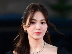 Song Hye Kyo Menang Blue Dragon Series Awards 2023, Pakai Perhiasan Rp 1,8 M