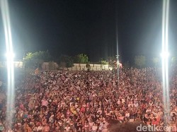 Semangatnya Warga Tunisia Nyanyi Kebangsaan Sebelum Konser Musim Panas