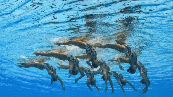 Terpukau Gerakan Indah Renang Artistik yang Mempesona