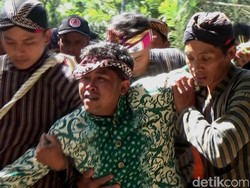 Tradisi Unik di Pringamba Banjarnegara, Warga Kirab Ramai-ramai Kesurupan