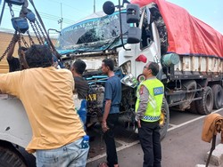 Truk Muatan Tanah Tabrak Pohon di Cimanggis Depok, Lalin Macet