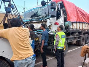 Truk Muatan Tanah Tabrak Pohon di Cimanggis Depok, Lalin Macet Truk Muatan Tanah Tabrak Pohon di Cimanggis Depok, Lalin Macet