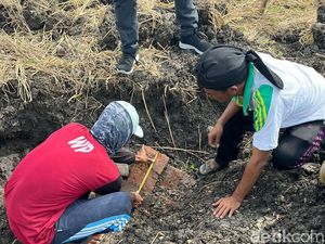 Warga Lamongan Temukan Batu Bata Kuno Saat Cangkul Sawah Warga Lamongan Temukan Batu Bata Kuno Saat Cangkul Sawah