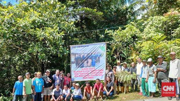 Masyarakat adat Nuniali, Kecamatan Taniwel, Seram Barat, Maluku memasang baliho dan segel adat 'sasi' atau tanda pelarangan aktivitas perusahaan yang menyerobot hutan Gunung Tanjung Kalawai. (