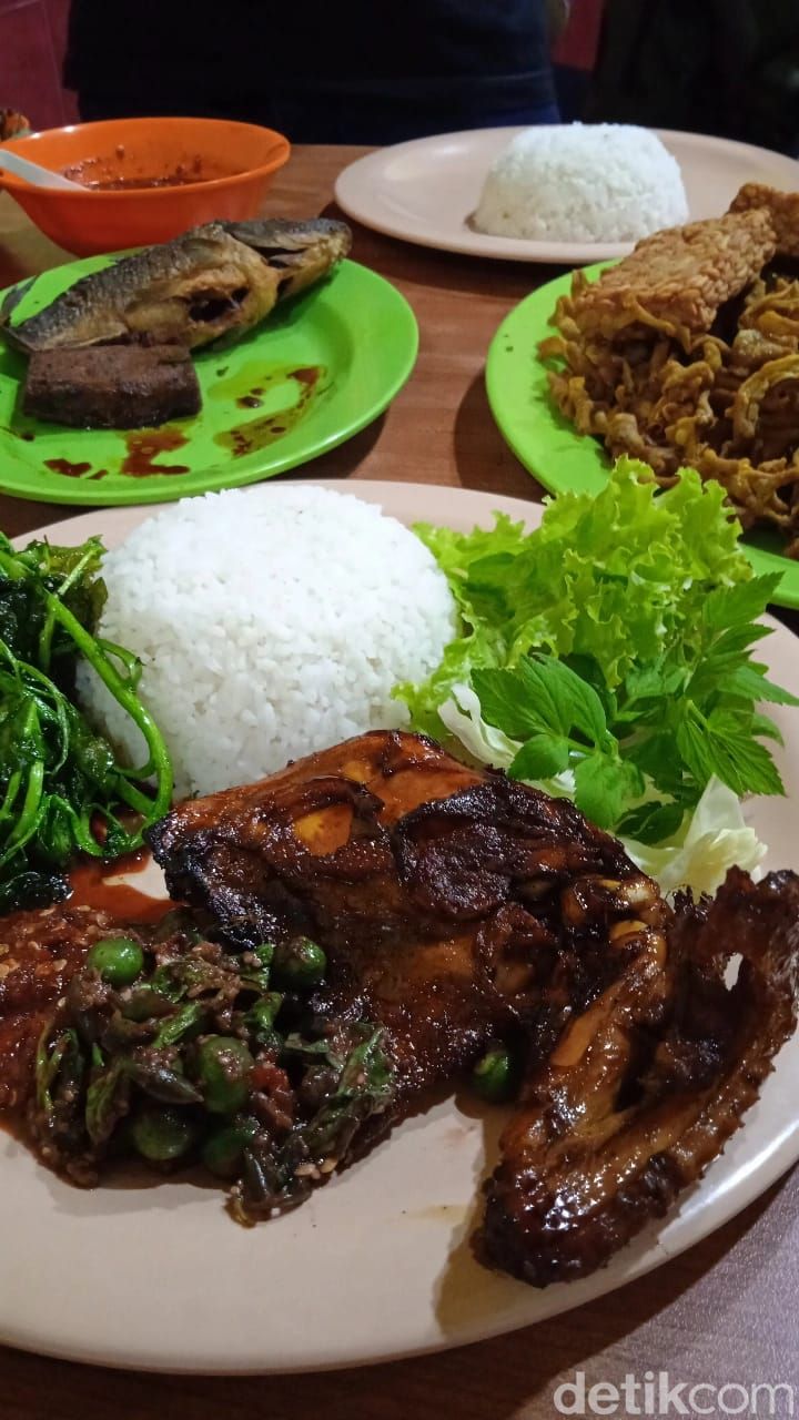 Ngeunah! Makan Enak di Warung Nasi Legendaris Berusia 43 Tahun