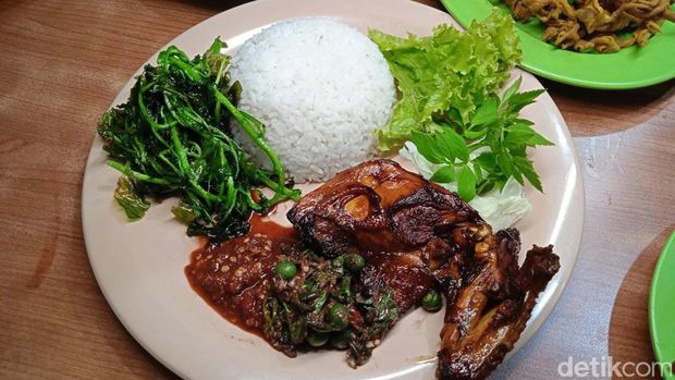 Ngeunah! Makan Enak di Warung Nasi Legendaris Berusia 43 Tahun