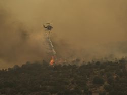 Aksi Pesawat dan Helikopter Pemadam Yunani Jinakkan Kebakaran Hutan