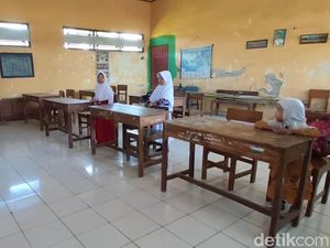 Sedihnya Guru SDN di Batang Banyak Bangku Kosong di Tahun Ajaran Baru Sedihnya Guru SDN di Batang Banyak Bangku Kosong di Tahun Ajaran Baru