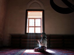 6 Doa Ketenangan Hati: Arab, Latin, dan Terjemahannya