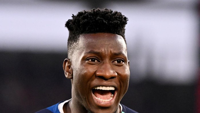 FILE PHOTO: Coppa Italia - Final - Fiorentina v Inter Milan - Stadio Olimpico, Rome, Italy - May 24, 2023 Inter Milans Andre Onana during the warm up before the match REUTERS/Alberto Lingria/File Photo
