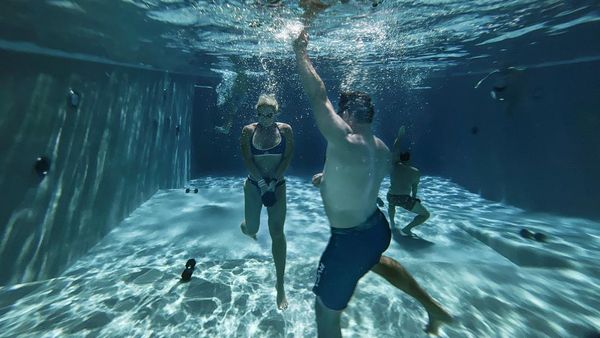 Anggota Gym Pindah Latihan ke Kolam Renang Saat Neraka Bocor di Texas