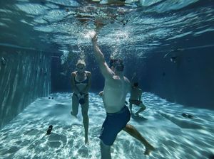 Anggota Gym Pindah Latihan ke Kolam Renang Saat Neraka Bocor di Texas