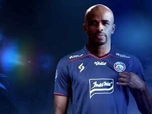 Greg Nwokolo Punya Tugas Jadi Abang-abangan di Arema FC Greg Nwokolo Punya Tugas Jadi Abang-abangan di Arema FC