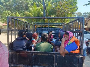 Kapal Pecah, 12 Nelayan Asal Lombok Terdampar di NTT