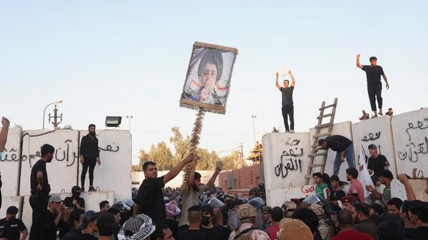 Demonstran Irak Bakar Kedubes Swedia Protes Pembakaran Al-Quran