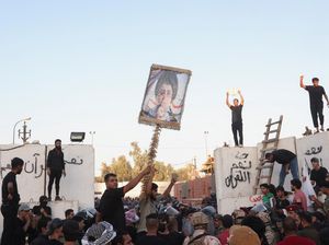 Demonstran Irak Bakar Kedubes Swedia Protes Pembakaran Al-Quran