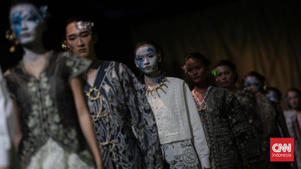 Sejumlah model memperagakan busana karya desainer Toton Januar di Golden Ballroom, Mulia Hotel Senayan, Jakarta, Kamis(20/07/2023). (CNN Indonesia/Adi Maulana Ibrahim)