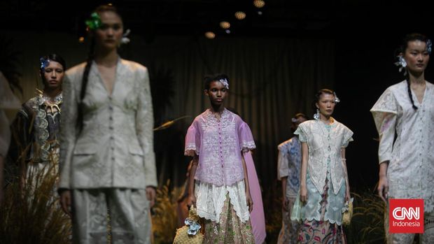 Sejumlah model memperagakan busana karya desainer Toton Januar di Golden Ballroom, Mulia Hotel Senayan, Jakarta, Kamis(20/07/2023). (CNN Indonesia/Adi Maulana Ibrahim)