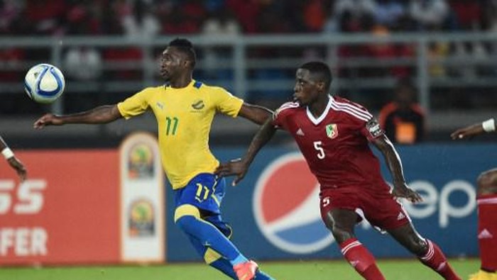 Congos defender Arnold Bouka Moutou (R) vies with Gabons midfielder Levy Madinda during the 2015 African Cup of Nations group A football match between Gabon and Congo in Bata on January 21, 2015. AFP PHOTO / CARL DE SOUZA (Photo by CARL DE SOUZA / AFP)