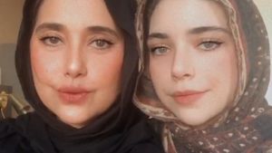 10 Gaya Hijab Ayu Azhari dan Putrinya Isabel Tramp yang Beranjak Dewasa