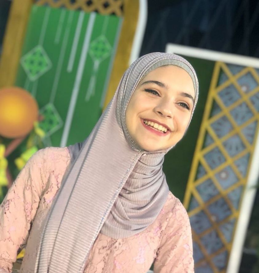 Gaya hijab Ayu Azhari dan Isabelle Tramp curi atensi publik.