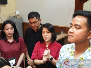 Kader PSI Coba Pakaikan Jaket ke Gibran, Grace: Sangat Kami Sesalkan Kader PSI Coba Pakaikan Jaket ke Gibran, Grace: Sangat Kami Sesalkan