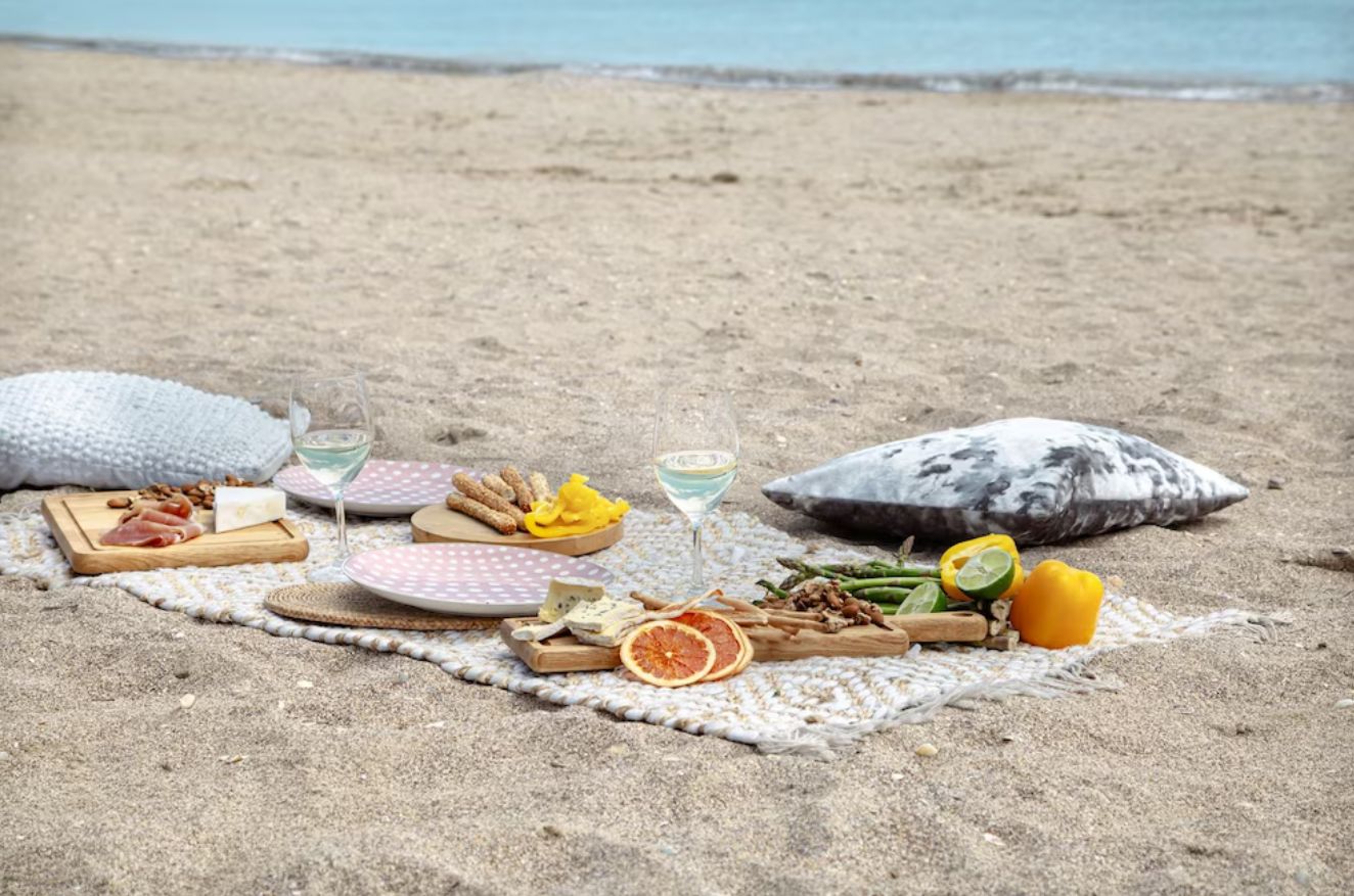 Ilustrasi piknik di pantai