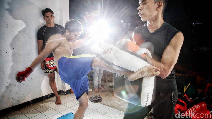 Beginilah kisah petarung profesional bernama Rizal Zulmi yang berjuang sendiri tanpa bantuan sponsor manapun. Meski berjalan independen, segudang prestasi pun telah ia raih.     Setidaknya sudah 30 medali berhasil disabet baik di tingkat daerah, nasional maupun ajang internasional. Ia pun mengharumkan nama bangsa Indonesia di kancah dunia.