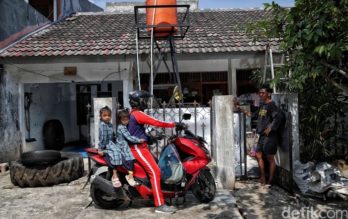 Beginilah kisah petarung profesional bernama Rizal Zulmi yang berjuang sendiri tanpa bantuan sponsor manapun. Meski berjalan independen, segudang prestasi pun telah ia raih.     Setidaknya sudah 30 medali berhasil disabet baik di tingkat daerah, nasional maupun ajang internasional. Ia pun mengharumkan nama bangsa Indonesia di kancah dunia.