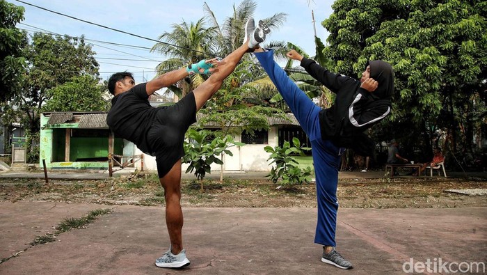 Beginilah kisah petarung profesional bernama Rizal Zulmi yang berjuang sendiri tanpa bantuan sponsor manapun. Meski berjalan independen, segudang prestasi pun telah ia raih.     Setidaknya sudah 30 medali berhasil disabet baik di tingkat daerah, nasional maupun ajang internasional. Ia pun mengharumkan nama bangsa Indonesia di kancah dunia.