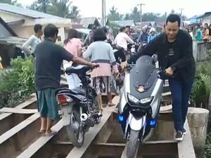Ngerinya Jembatan Rusak di Sergai Sumut Bikin Pengendara Tewas Terjatuh Ngerinya Jembatan Rusak di Sergai Sumut Bikin Pengendara Tewas Terjatuh