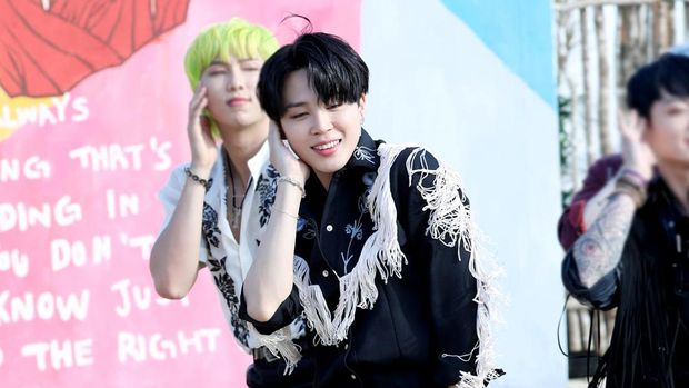 Jimin BTS untuk video musik Permission to Dance (2021).