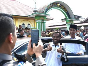 Saat Jokowi Jadi Rebutan Warga untuk Foto Usai Jumatan di Bengkulu Utara