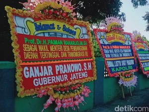 Rumah Eks Tukang Sapu Kini Jadi Wamendes di Klaten Banjir Karangan Bunga