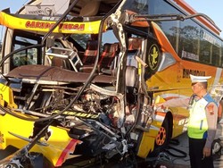 Kecelakaan di Tol Batang-Semarang: Kronologi hingga Identitas Korban