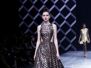 10 Koleksi Sebastian Gunawan Signature 2024, Busana Bertema Metafora