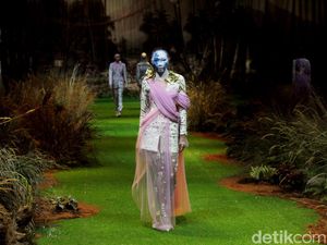 Interpretasi Kebaya Nan Segar Karya Toton, Diolah dari Denim Daur Ulang Interpretasi Kebaya Nan Segar Karya Toton, Diolah dari Denim Daur Ulang