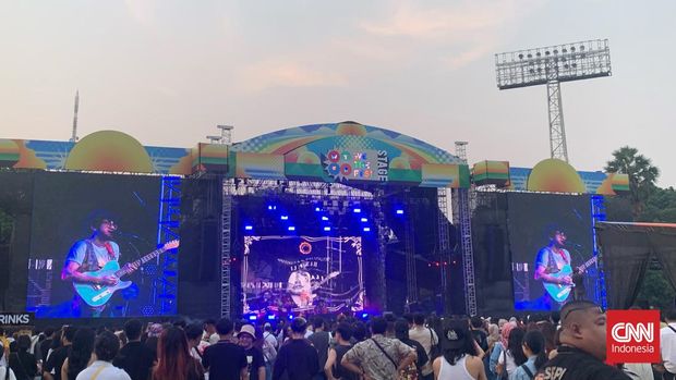 Kunto Aji membuka gelaran We The Fest 2023 di Kawasan Gelora Bung Karno Jakarta, Jumat (21/7).