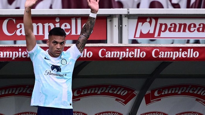 Inter Milans Argentinian forward Lautaro Martinez acknowledges the public after being substituted during the Italian Serie A football match between Torino and Inter on June 3, 2023 at the Olympic stadium in Turin. (Photo by Marco BERTORELLO / AFP)