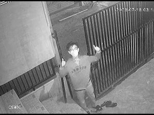 Aksi Terekam CCTV, Maling Motor Malah Acungkan Jempol ke Kamera